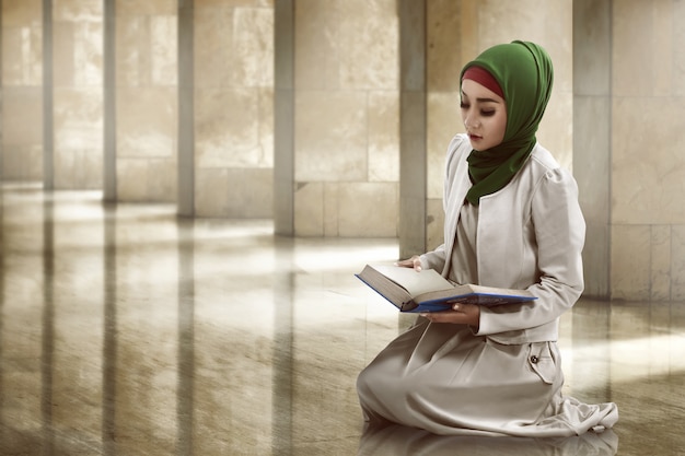 Vrouw Koran lezen