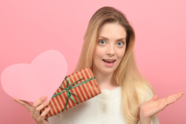 Foto vrouw kreeg geschenken voor valentijnsdag.