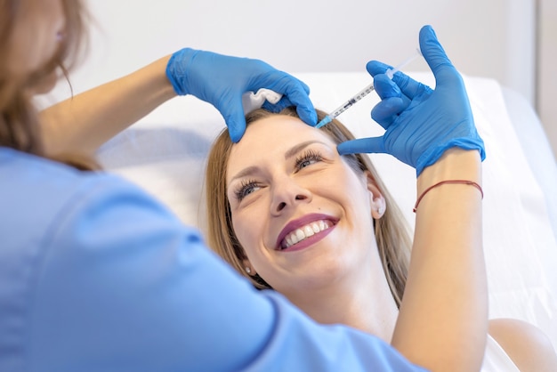 Vrouw krijgt botox in een medisch centrum