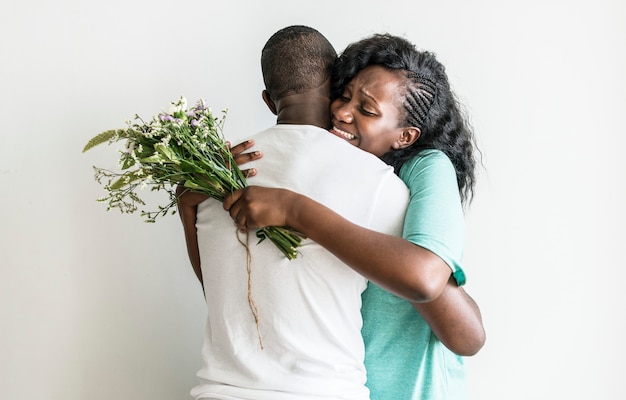 Vrouw krijgt een boeket bloemen van haar man