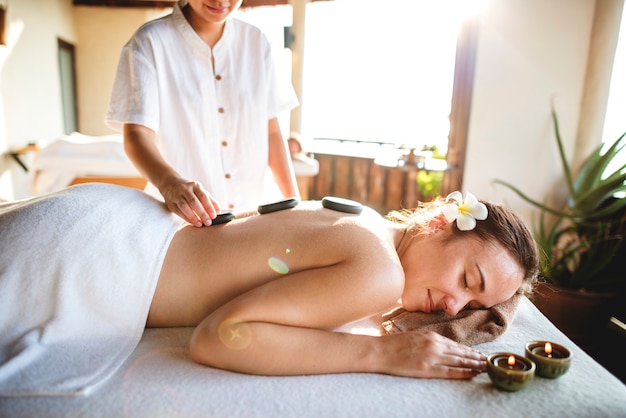 Vrouw krijgt een hot stone-massage
