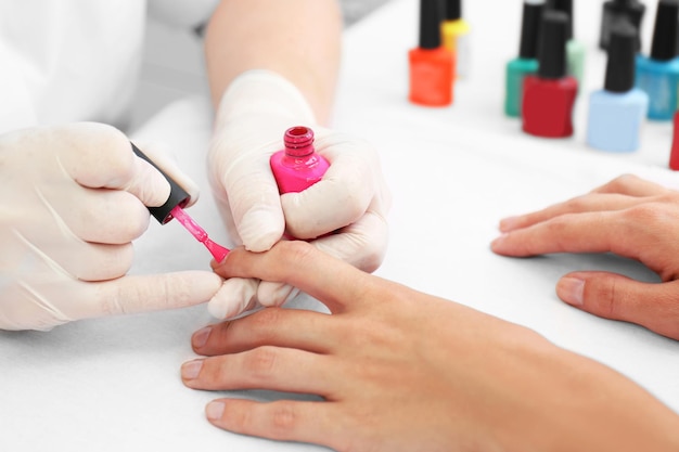 Vrouw krijgt een manicure in een schoonheidssalon close-up