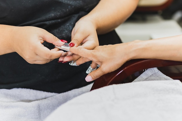 Foto vrouw krijgt een manicure in een schoonheidssalon.