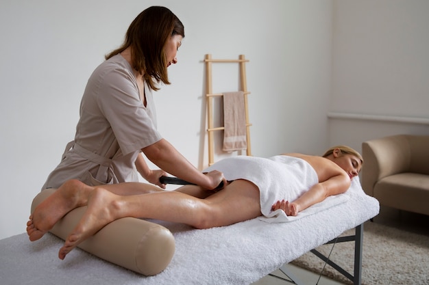 Vrouw krijgt een rugmassage van een vrouwelijke masseur