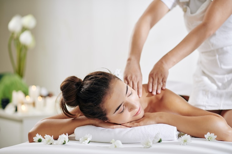 Foto vrouw krijgt een rugmassage.