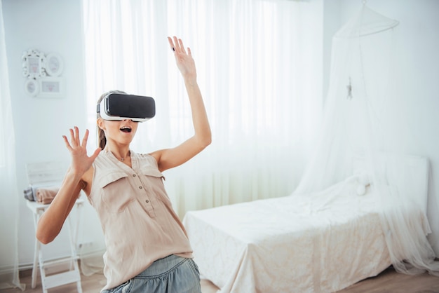 Vrouw krijgt ervaring met het gebruik van VR-bril virtual reality-headset in een heldere