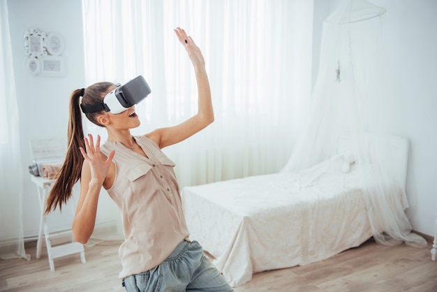 Vrouw krijgt ervaring met het gebruik van VR-bril virtual reality-headset in een heldere