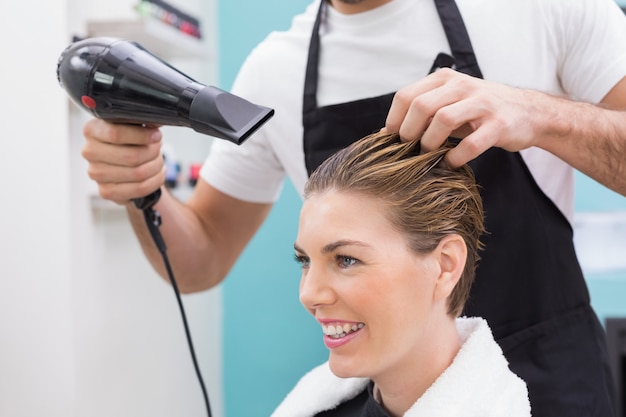 Vrouw krijgt haar haar gedroogd