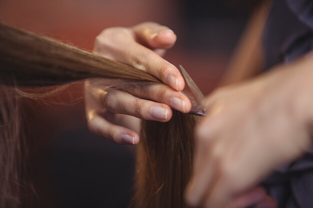 Vrouw krijgt haar haar geknipt