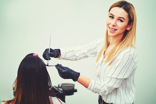 Vrouw krijgt nieuwe haarkleur in de salon