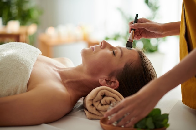 Vrouw krijgt spa-procedure