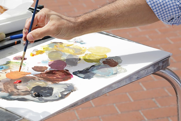 Vrouw kunstenaar schilderij in de straat