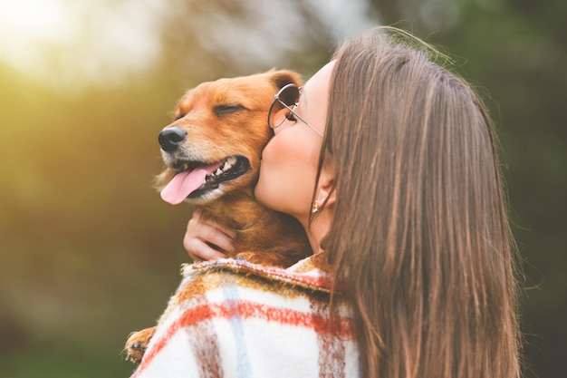 Vrouw kust hond hond en baasje samen buiten liefde voor dieren