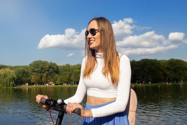 Vrouw kwam op een elektrische scooter naar de pier