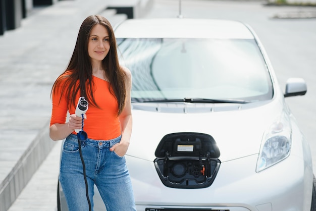 Vrouw laadt elektrische huurauto op