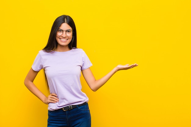 vrouw lachend, zelfverzekerd, succesvol en gelukkig, met concept of idee op kopie ruimte aan de zijkant