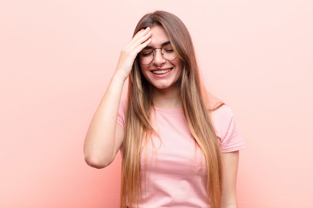 Vrouw lacht en klappen voorhoofd