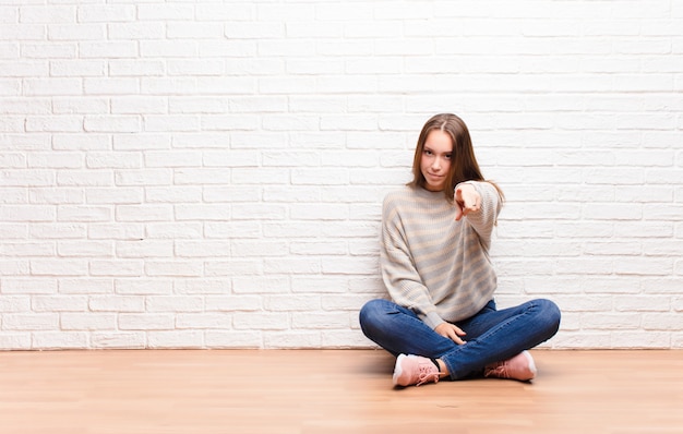 Foto vrouw lacht trots en vol vertrouwen nummer één poseert triomfantelijk en voelt zich een leider