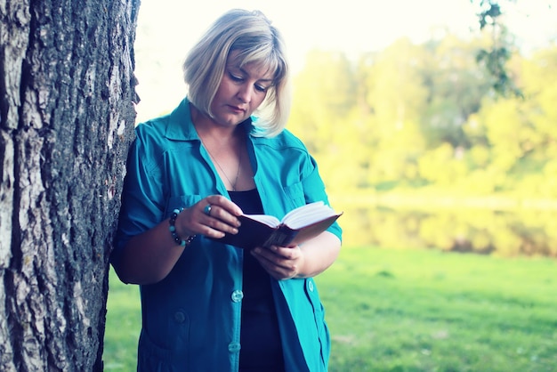 Vrouw lag en las boek zon