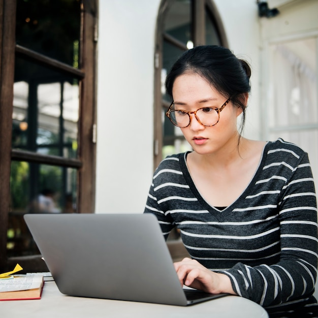 Vrouw Laptop Browsen Zoeken Social Networking Technology Concept