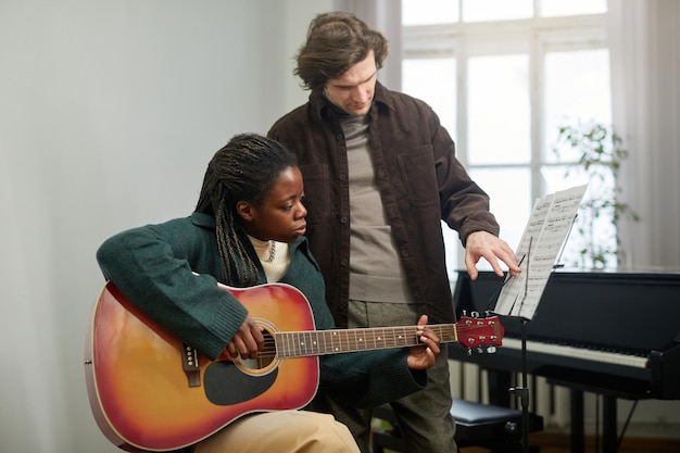 Vrouw leert de akkoorden om gitaar te spelen