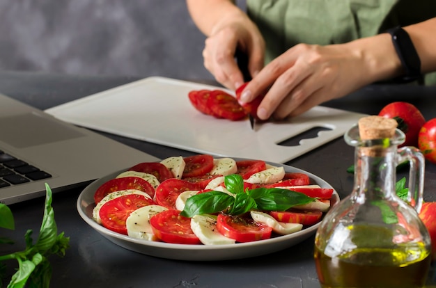 Foto vrouw leert online koken