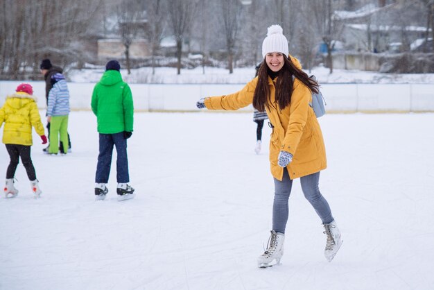 Vrouw leert skiën op stadsijsbaan