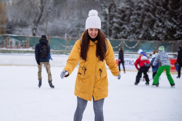 Vrouw leert skiën op stadsijsbaan