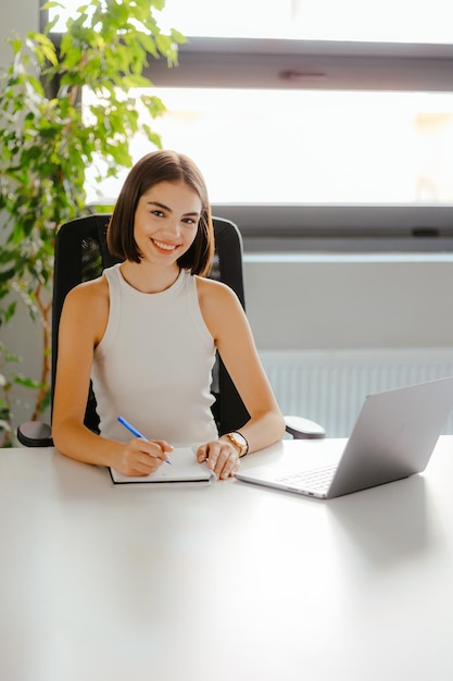 Vrouw leert thuis van een online cursus