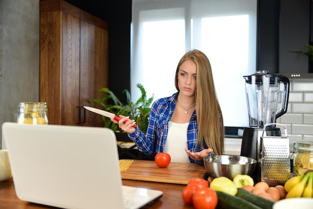 Foto vrouw leert tomaat te katten