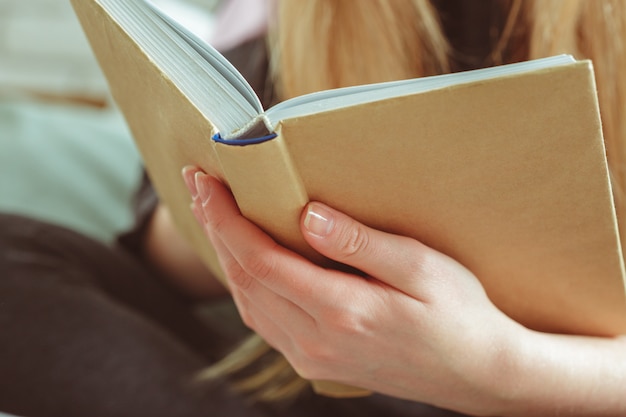 Vrouw leesboek in de kamer