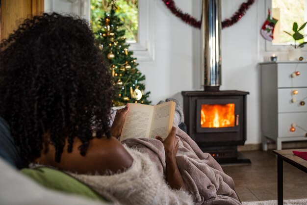 Vrouw leesboek in gezellige kamer