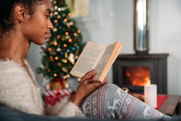 Vrouw leesboek in gezellige kamer