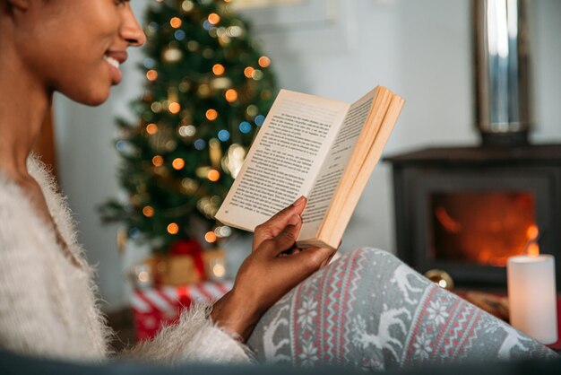 Vrouw leesboek in gezellige kamer