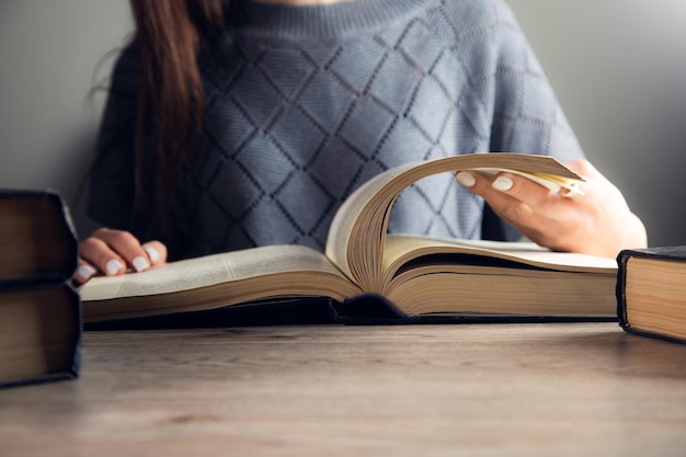 Vrouw leesboek op tafel