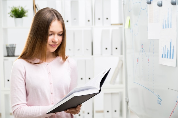 Vrouw leesboek