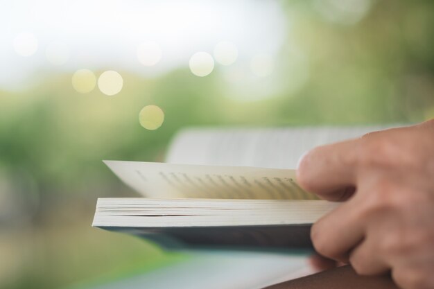 Vrouw leest boek in prachtig park en vijver ontspannen en rustige omgeving achtergrond.