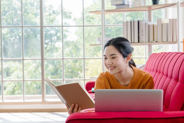 Vrouw leest dagboek