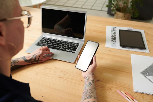 Vrouw leest een bericht op mobiele telefoon