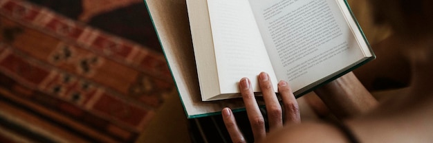 Vrouw leest een boek in haar woonkamer