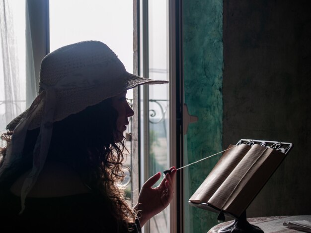 Foto vrouw leest een boek terwijl ze thuis zit