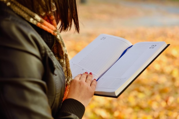 Vrouw leest een dagboek