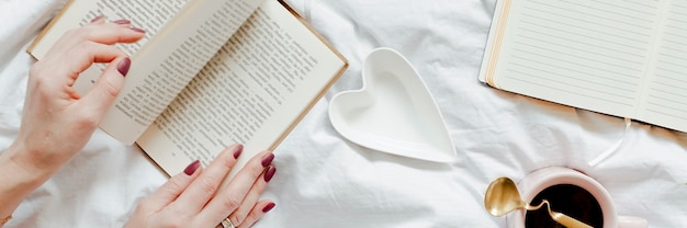 Vrouw leest een roman op haar bed op een zondagmiddag