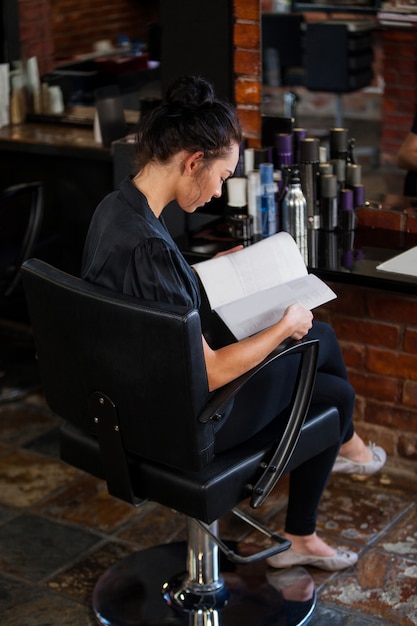 Vrouw leest een tijdschrift