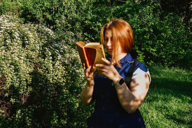 vrouw leest op picknick