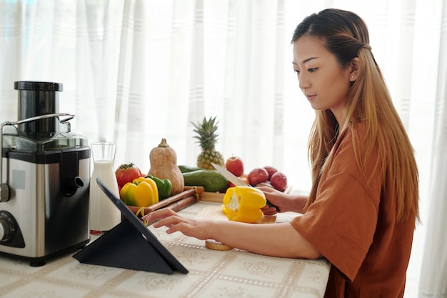 Vrouw leest recept online