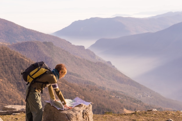 Vrouw leest trekking kaart