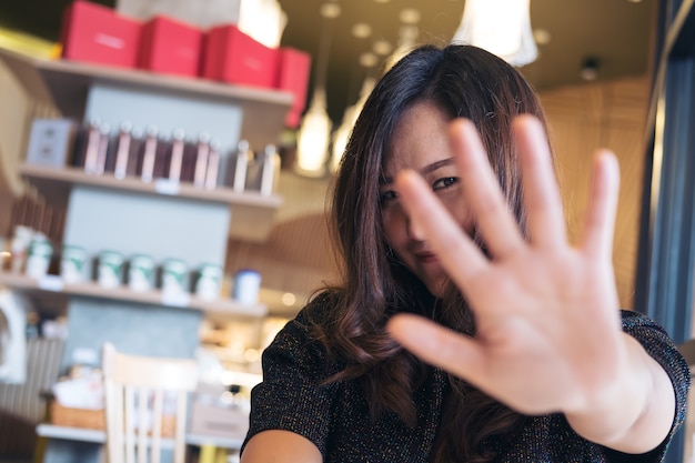 vrouw legde haar hand om gezicht te bedekken