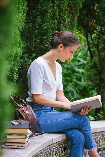 Vrouw leren literatuur uit boeken