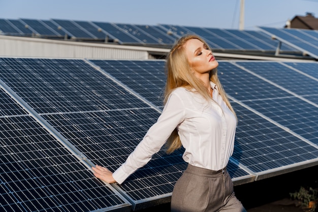 Vrouw leunt op zonnepanelen